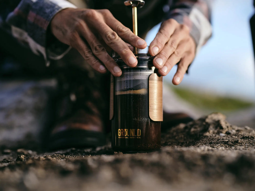A hand fitting the lid to a GROUNDD xpress outdoors