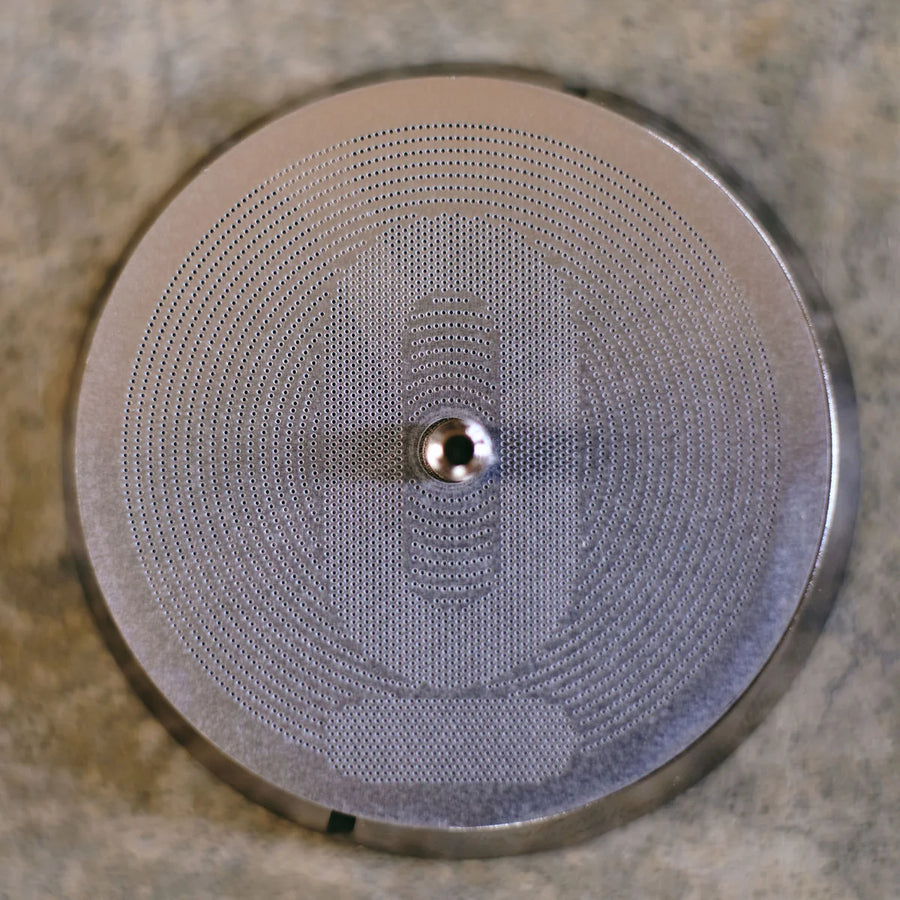 The stainless steel filter disc of the GROUNDD xpress on stone